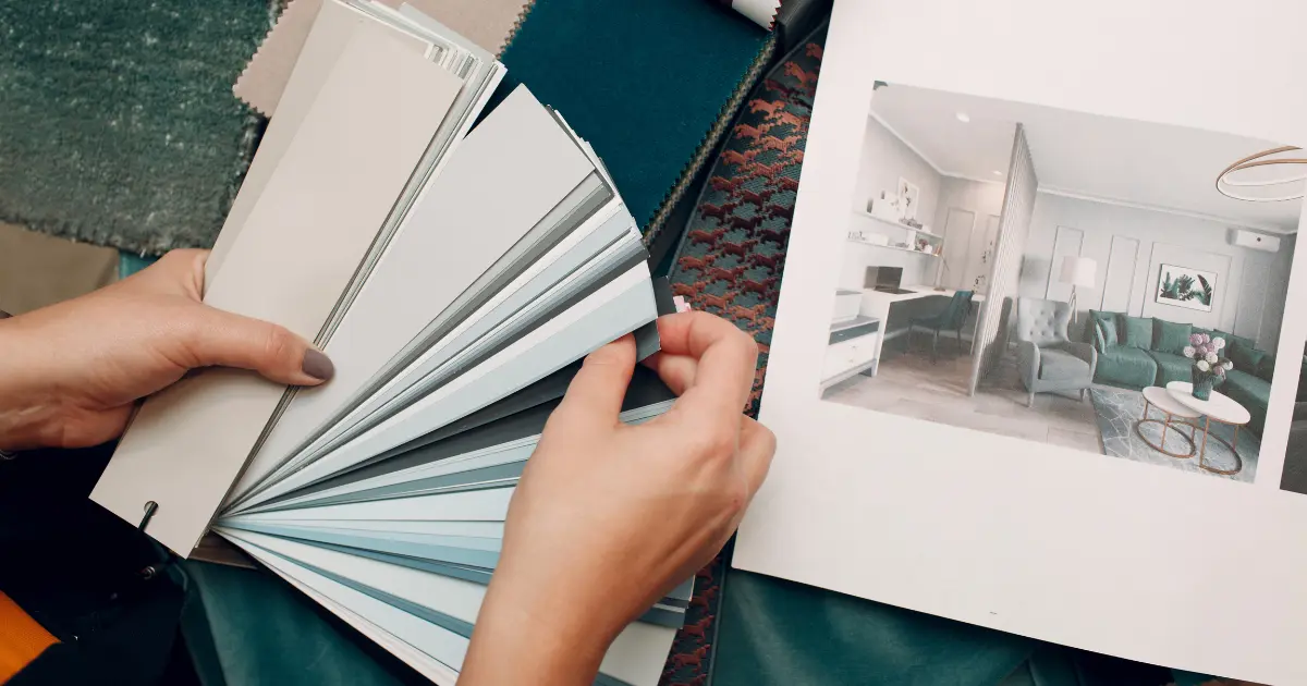 Muestras de colores y materiales utilizadas por un interiorista para elegir acabados en un proyecto de diseño de interiores