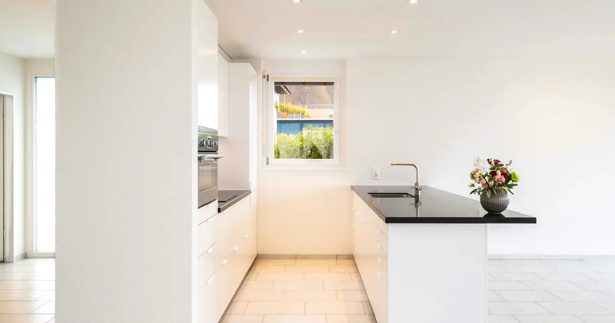 Modern and bright kitchen, completely renovated, an example of the result of a comprehensive home renovation.