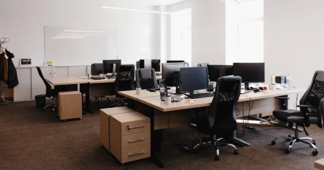 Oficina moderna con puestos de trabajo en espacio abierto y luz natural