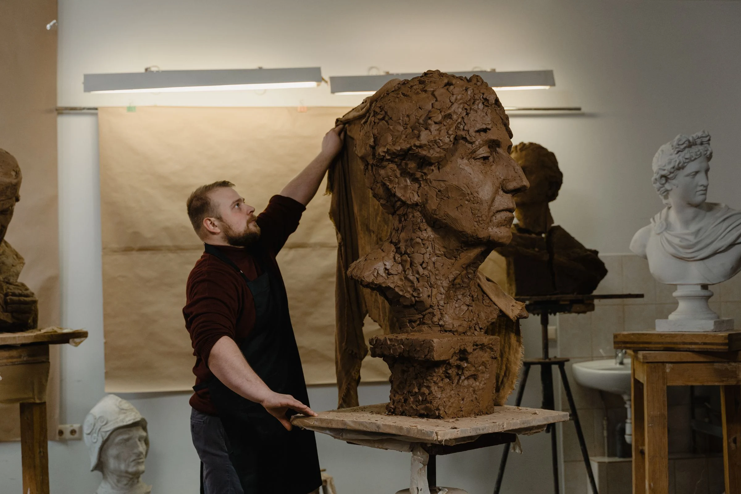 Emilio modelando un busto de gran tamaño en el taller