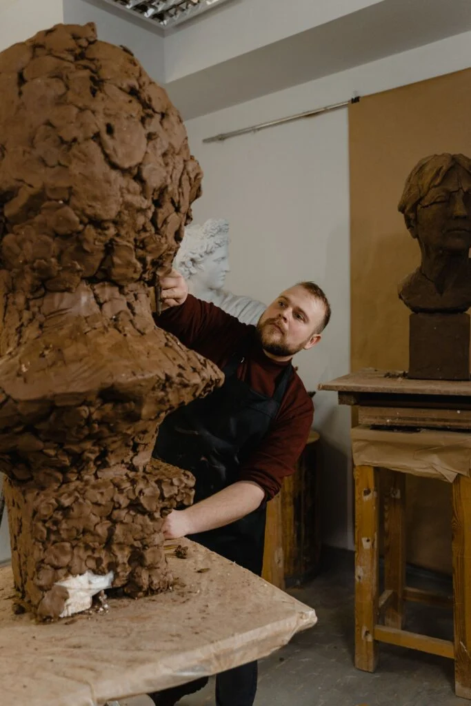 Emilio Molina modelando un busto en barro